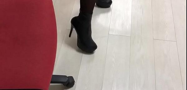  black pantyhose, boots